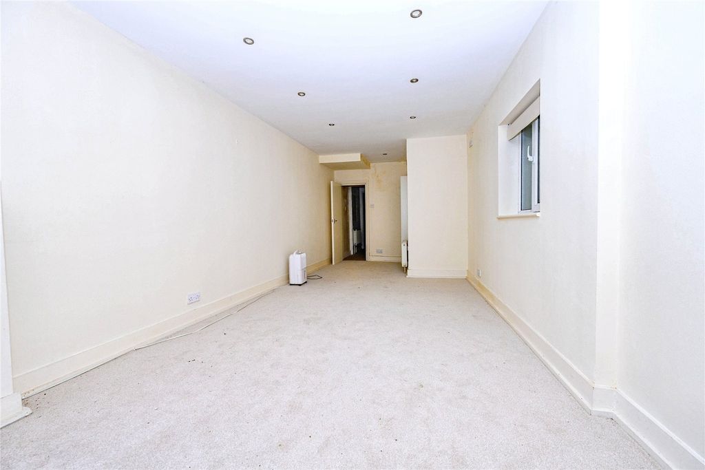 Property photo 2 of 8 Lounge