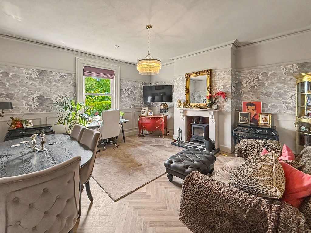 Property photo 2 of 33