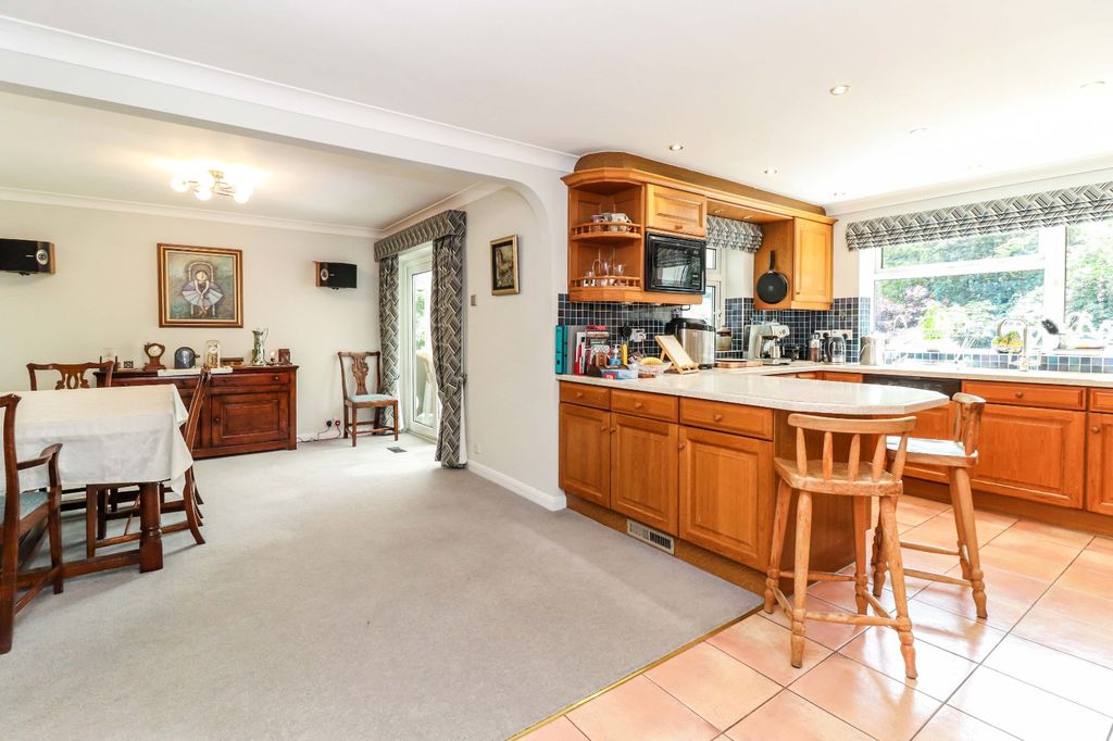Property photo 3 of 18 Kitchen Breakfast