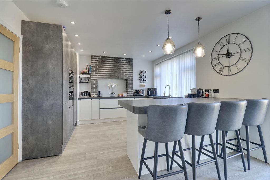 Property photo 2 of 18 1CC6B0BA-B72B-40B2-B419-Ad29B493E508_1_201_A.Jpeg