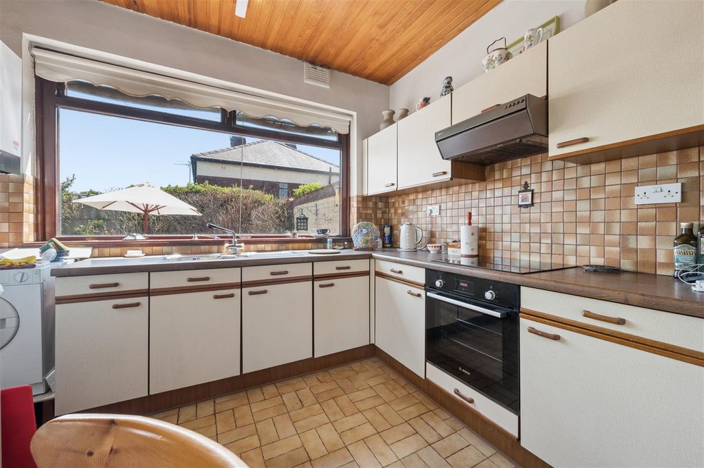 Property photo 3 of 39 Kiln Lane - Kitchen