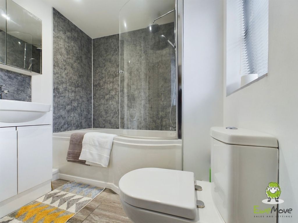 Property photo 2 of 8 Bathroom