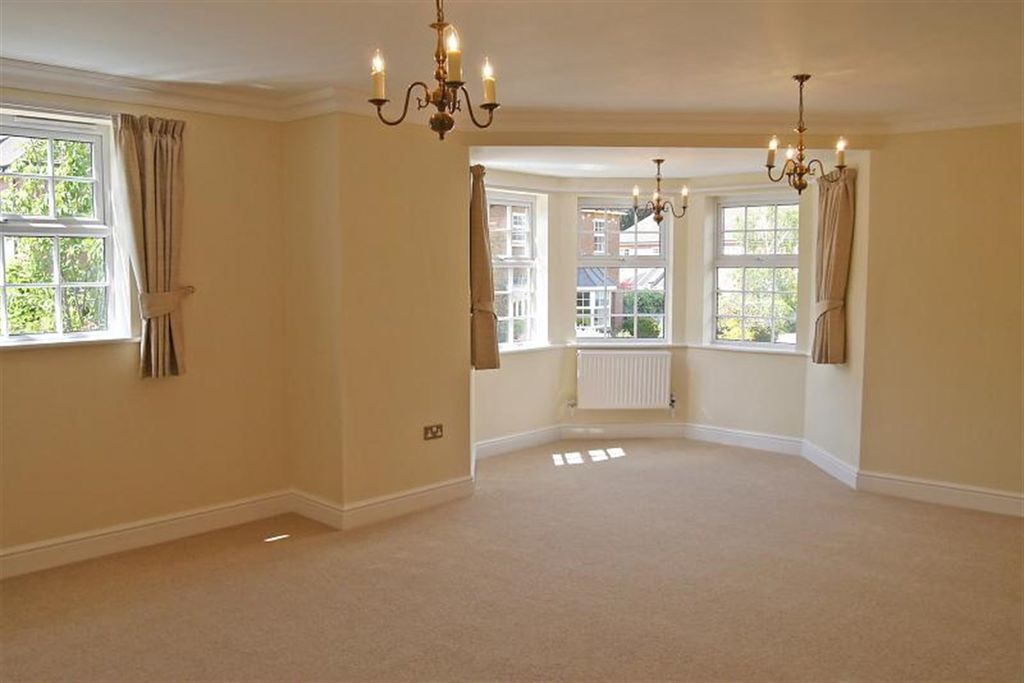 Additional image 4 of 2 bed flat to rent5 Potters Place, Horsham, West Sussex RH12
