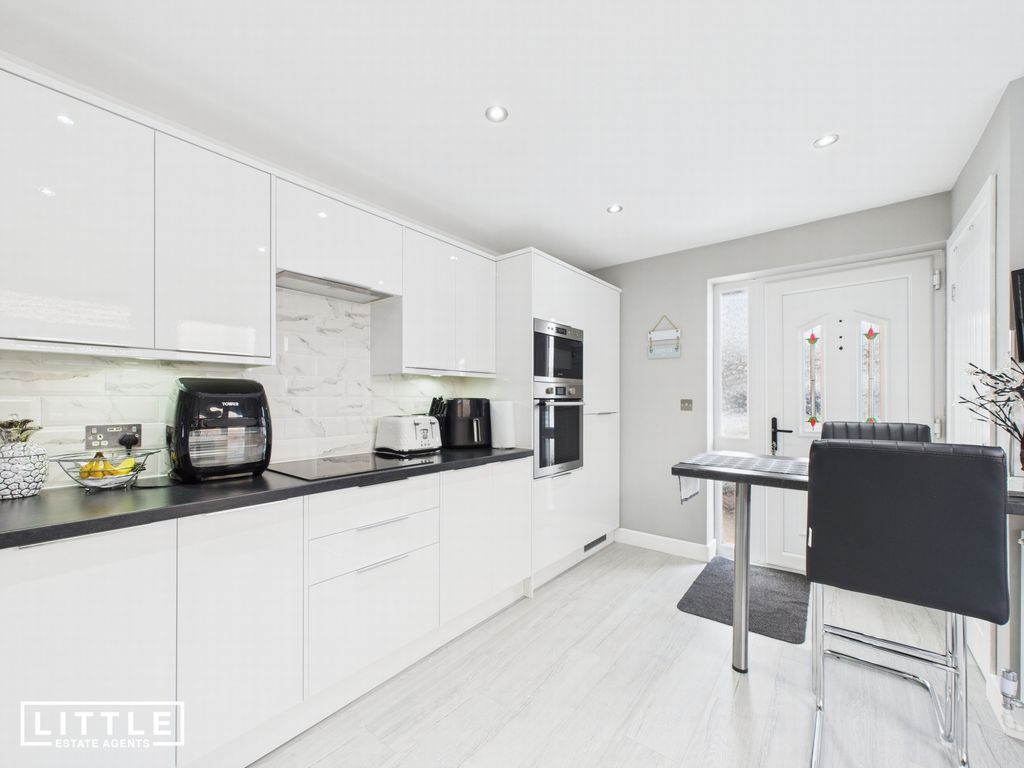 Property photo 3 of 17 Photo 8