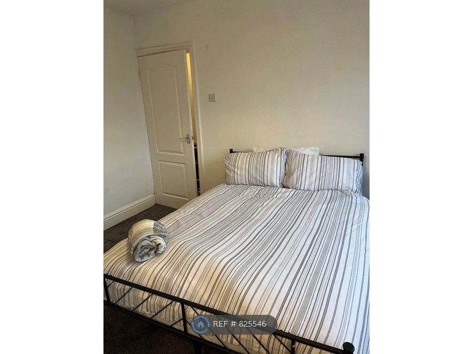 Property photo 2 of 8 En-Suite Room With Walk In Dressing Room