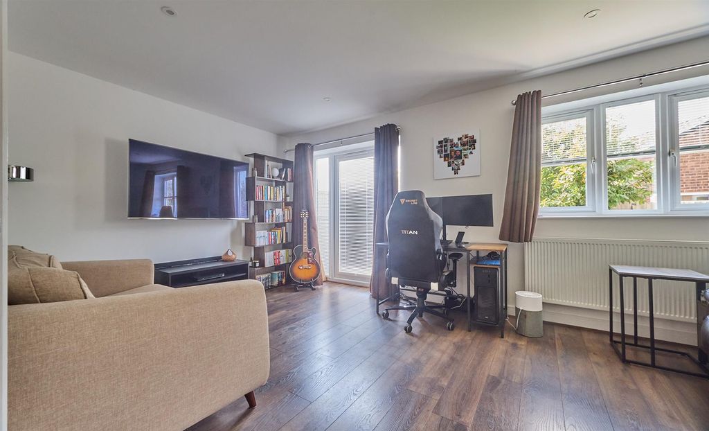 Property photo 3 of 16 Lockley Gardens_4.Jpg
