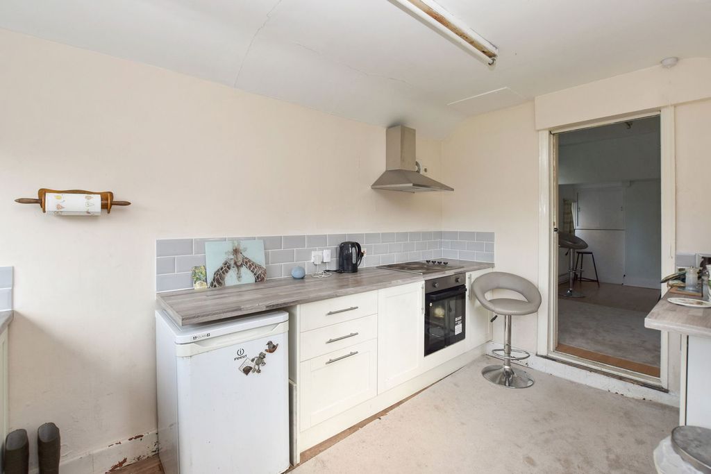 Property photo 3 of 27