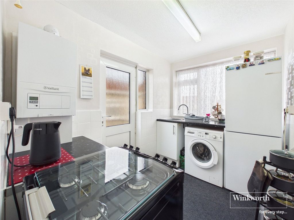 Property photo 3 of 11 Kitchen