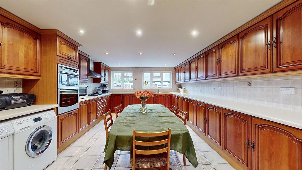 Property photo 3 of 27 P4.Jpg