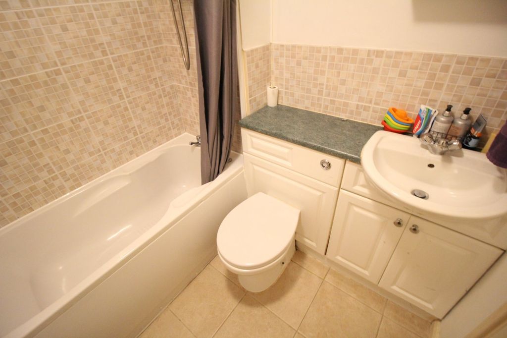 Property photo 3 of 10 Bathroom