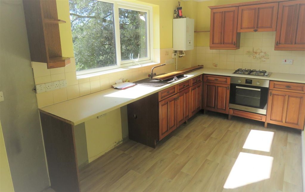 Property photo 3 of 12 Kitchen