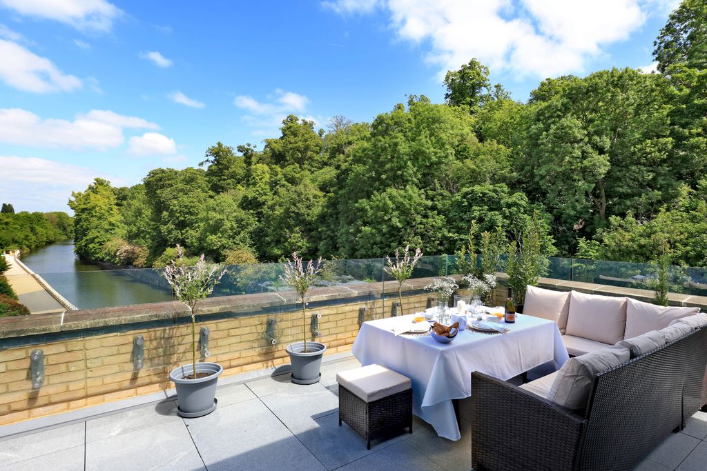 Property photo 2 of 23