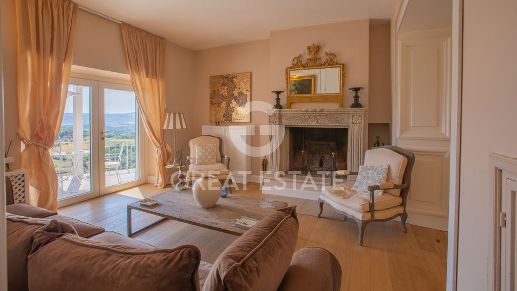 Property photo 2 of 53 Interiors