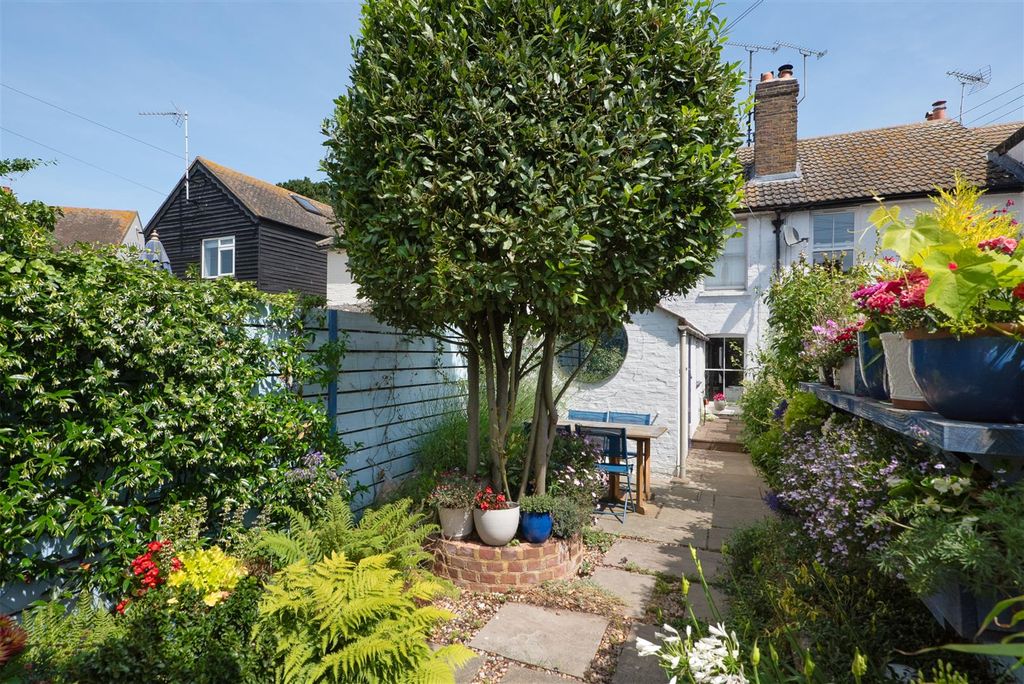 Property photo 3 of 18 Woodlawn Street, Whitstable