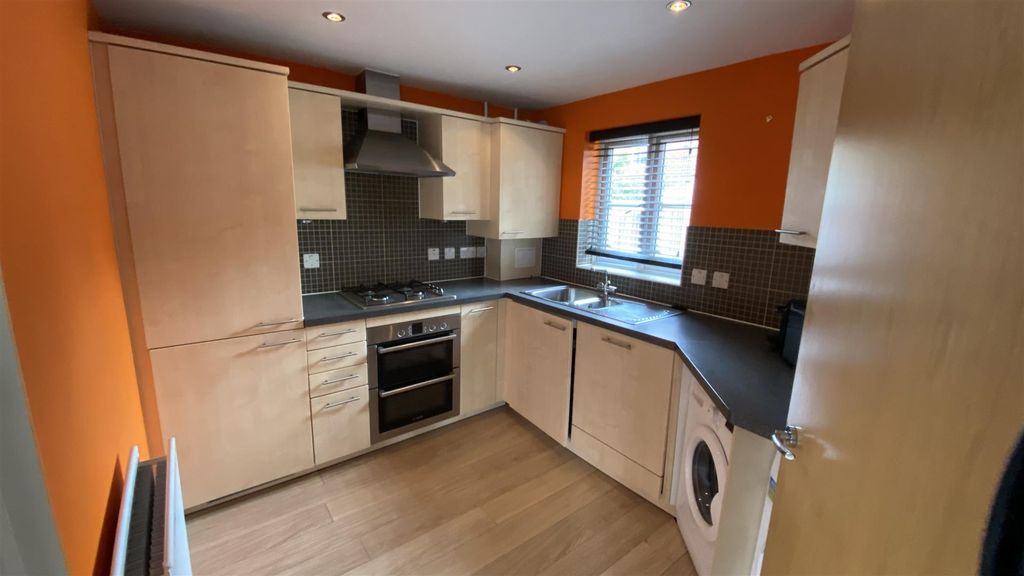 Property photo 2 of 11 Kitchen