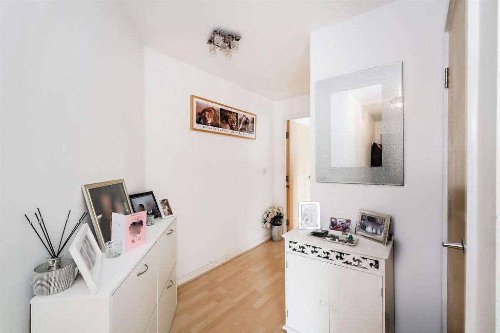 Property photo 2 of 15 18 Hawthorn Ct-4_Web.Jpg