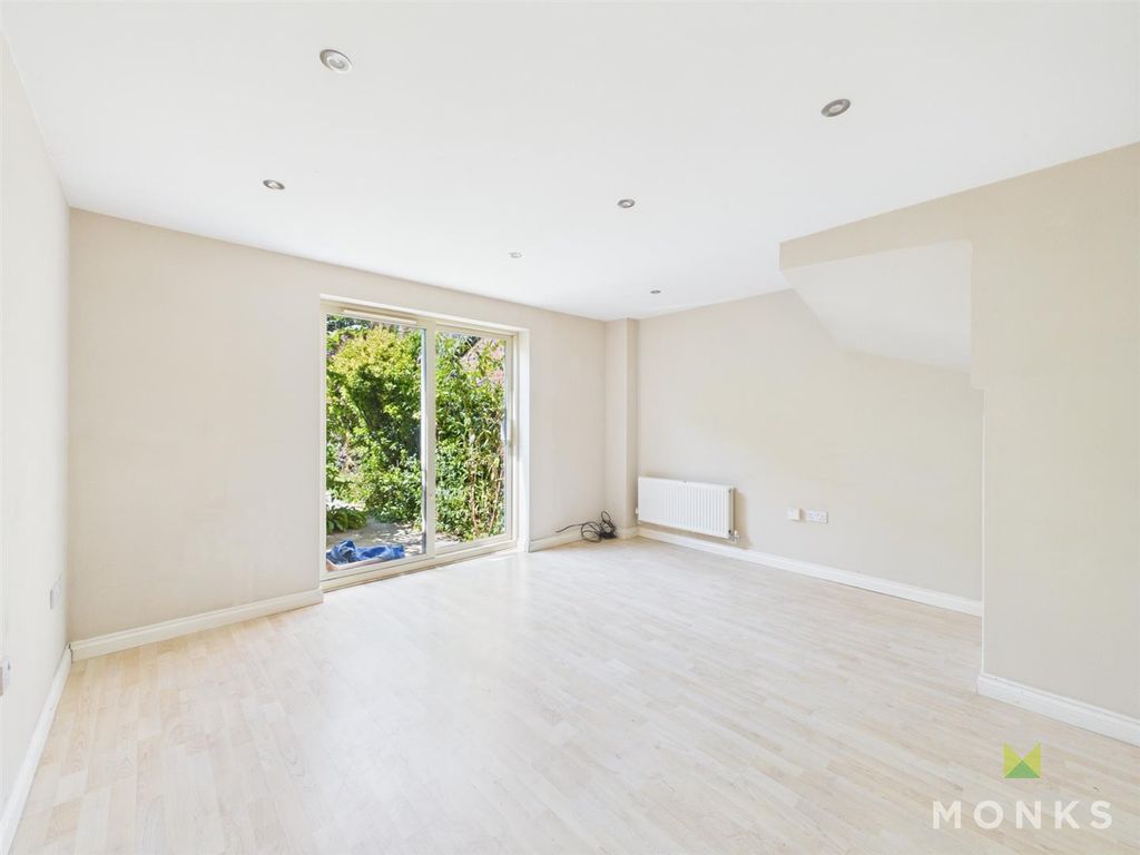 Property photo 3 of 14 Cam01420G0-Pr0955-Still003.Jpg