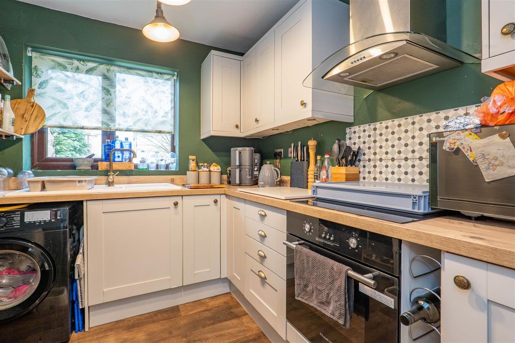 Property photo 3 of 18 Kitchen