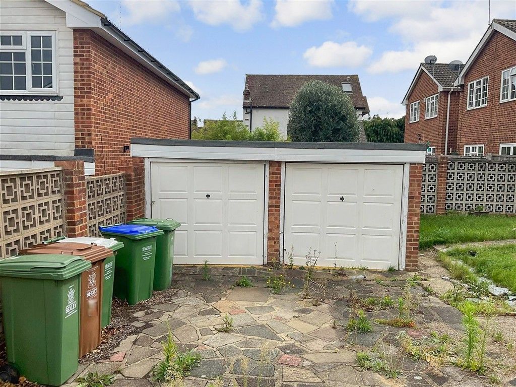 Property photo 1 of 10 Garage