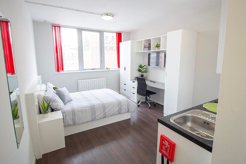 Property photo 2 of 7 Bright And Modern Double Bedroom Featuring A Comfo...