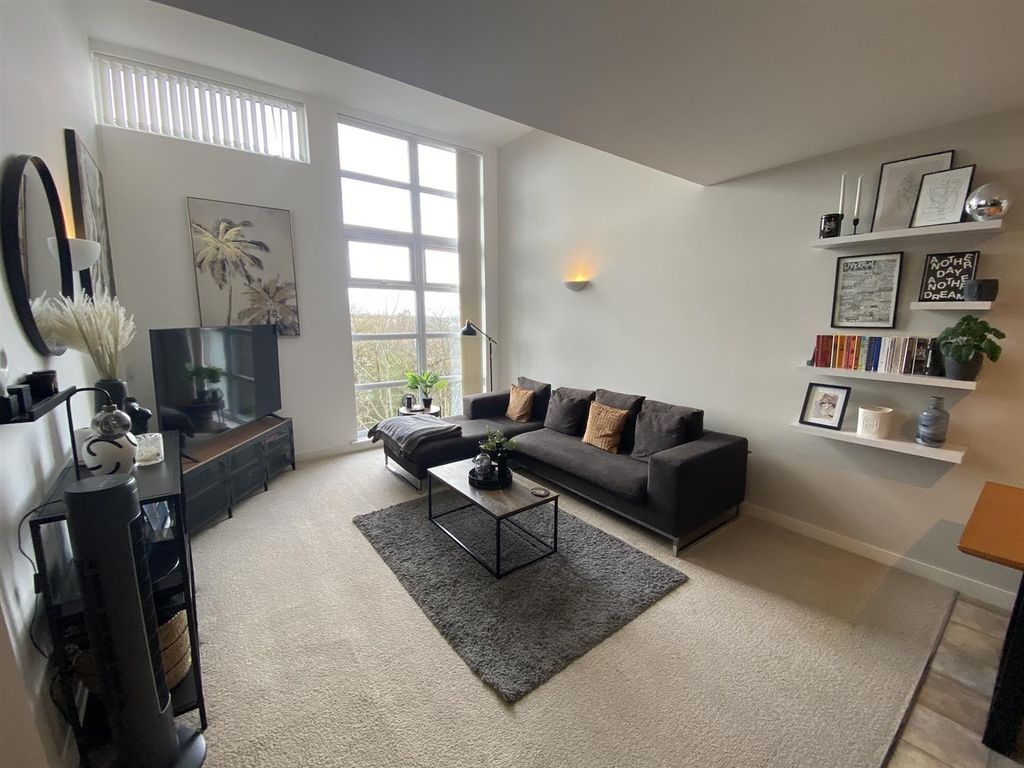 Property photo 2 of 21 Lounge