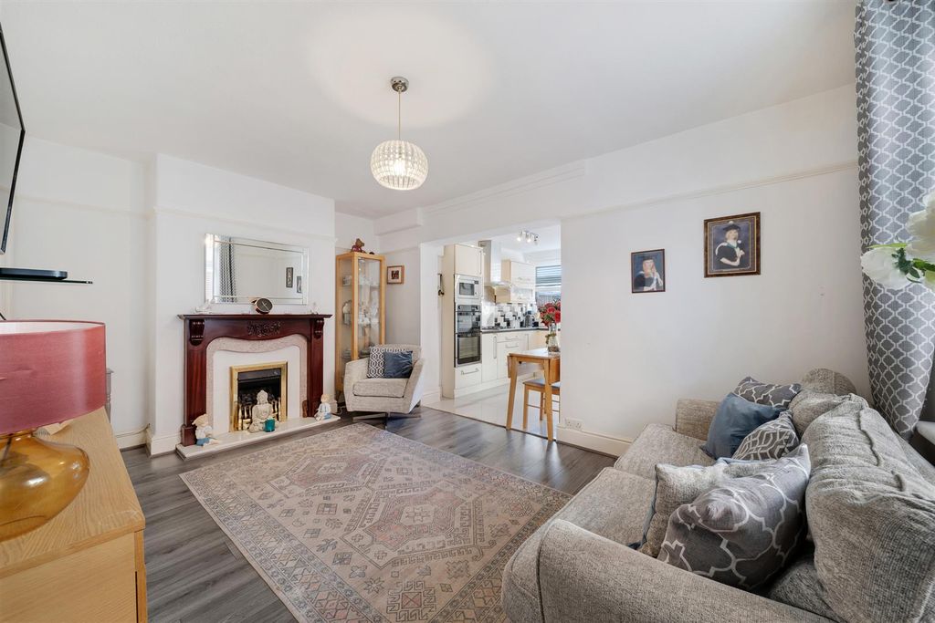 Property photo 3 of 22 157 Cross Lane-10.Jpg