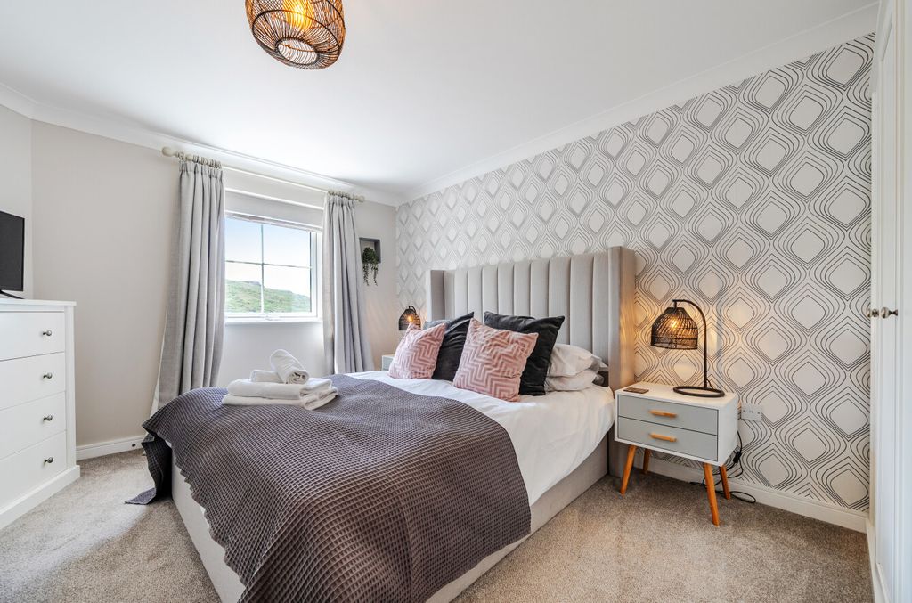 Property photo 2 of 18 1465972-6-6A19824...