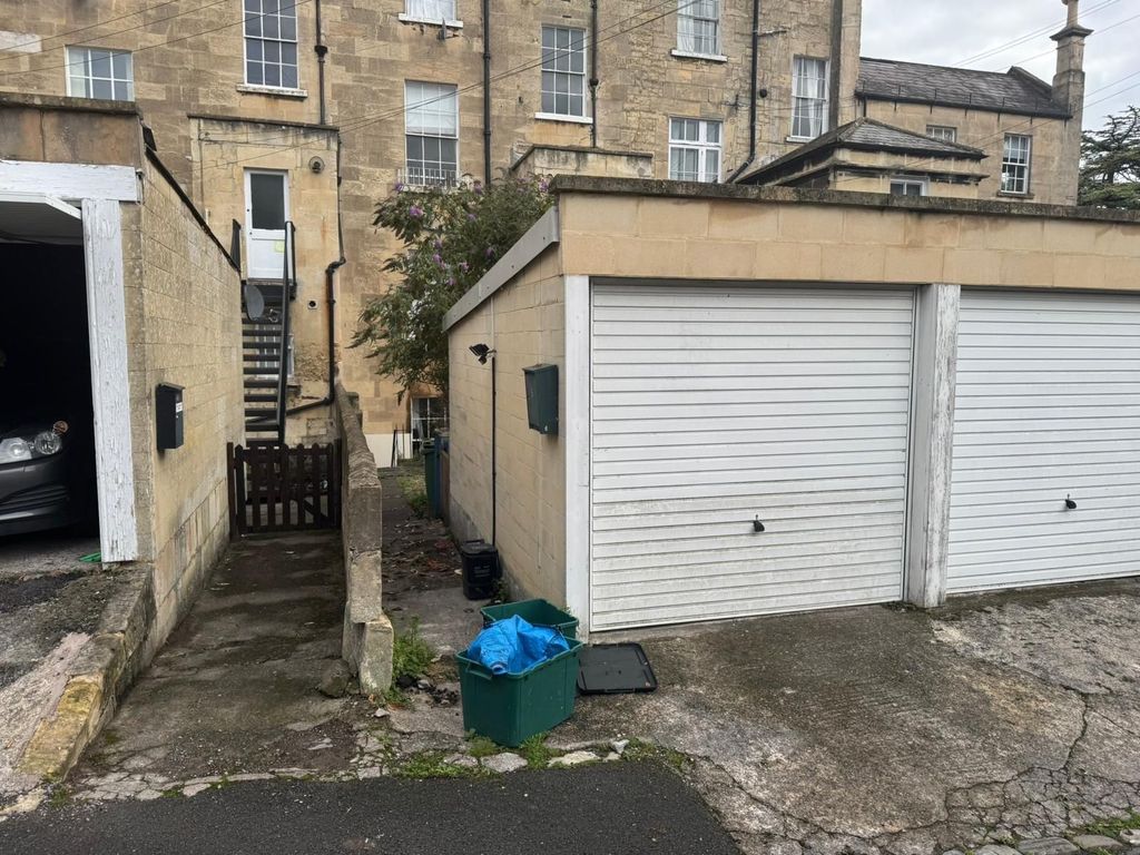 Property photo 1 of 2 Garage