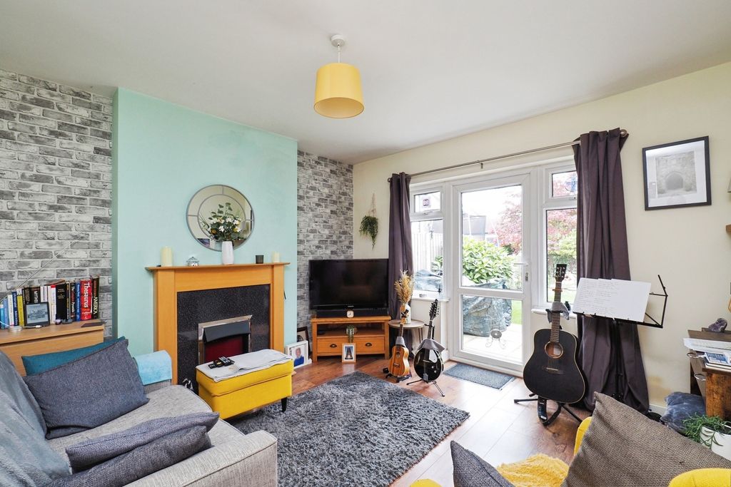 Property photo 2 of 17 Lounge