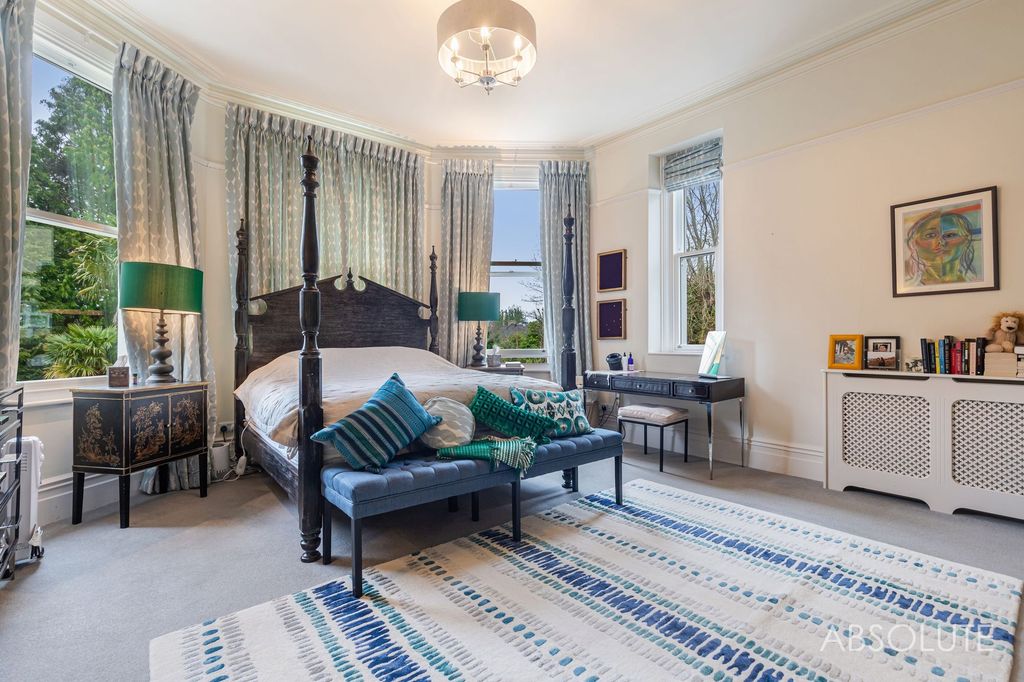 Property photo 3 of 28