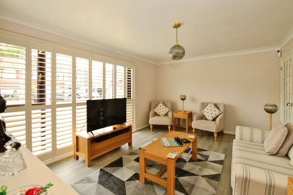 Property photo 3 of 14 Lounge