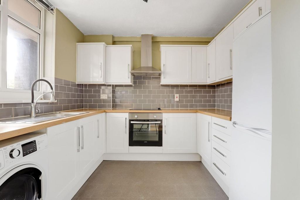 Property photo 3 of 12 09-1B00Jhpropworld - 15 Hensford Gardens - 1-Mediu