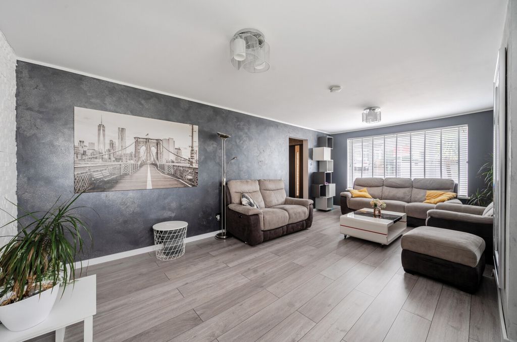 Property photo 3 of 18 1387732-25-69317d...