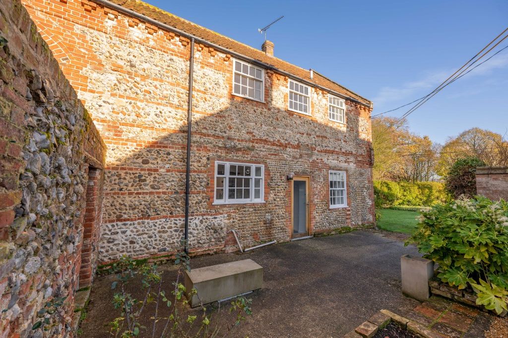 Property photo 2 of 25