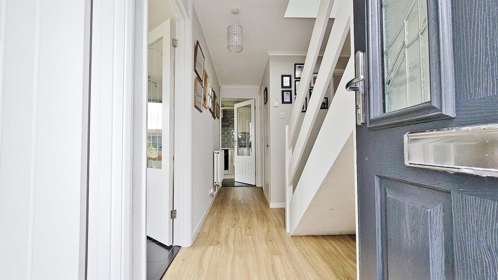 Property photo 3 of 21 Entrance Hall
