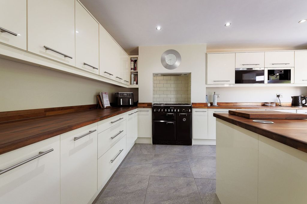 Property photo 2 of 20 Kitchen