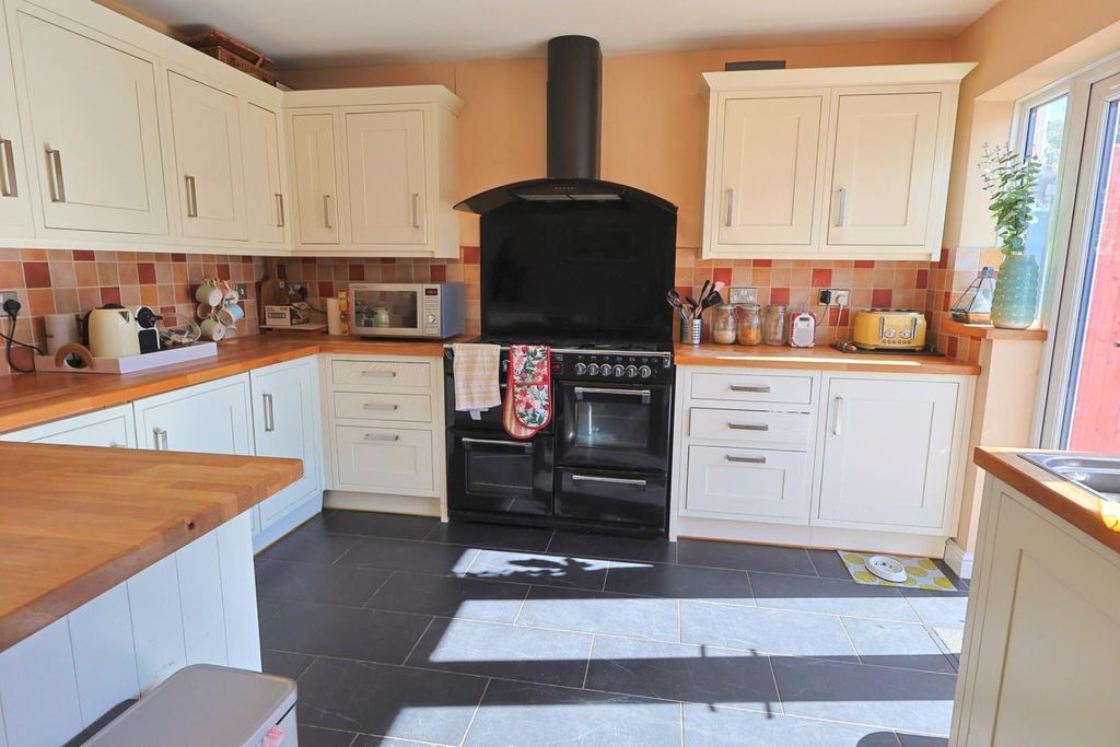 Property photo 3 of 12 Kitchen Diner