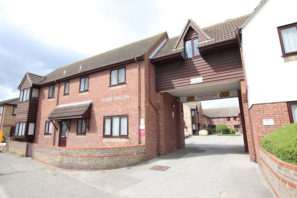 Property photo 1 of 14 East Haven, Old Road, Clacton On Sea