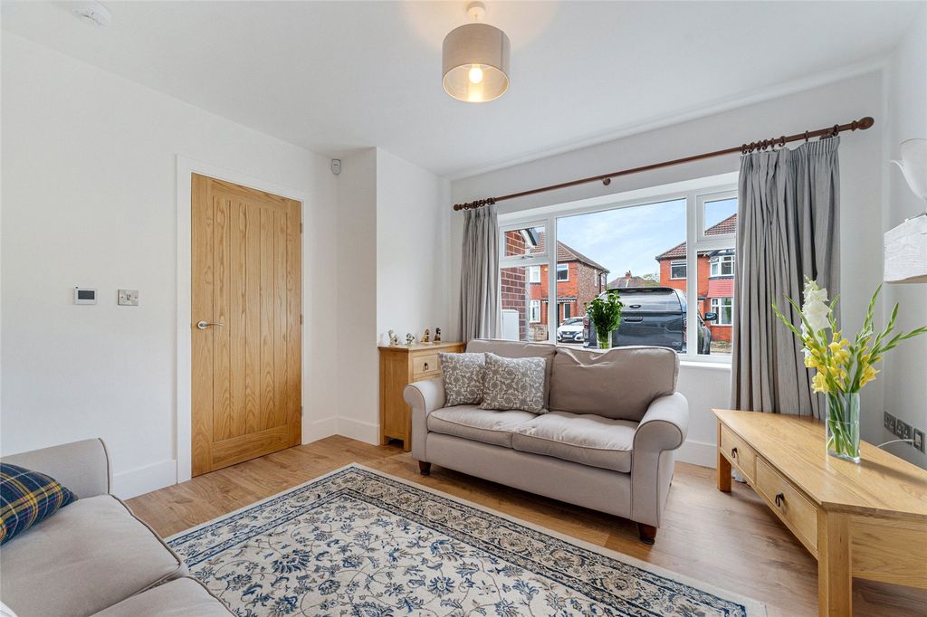 Property photo 3 of 24 Lounge