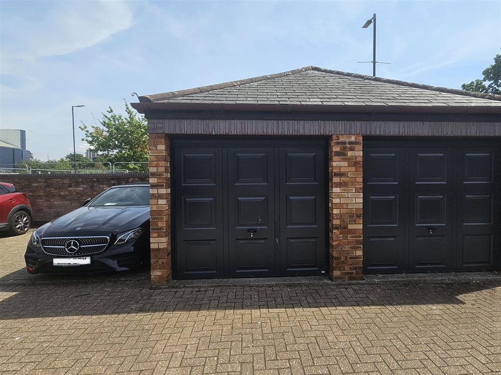Property photo 3 of 11 4 - Two X Garages In Redcliffe.Jpg