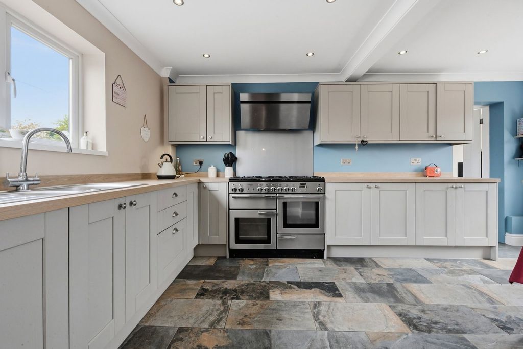 Property photo 2 of 33