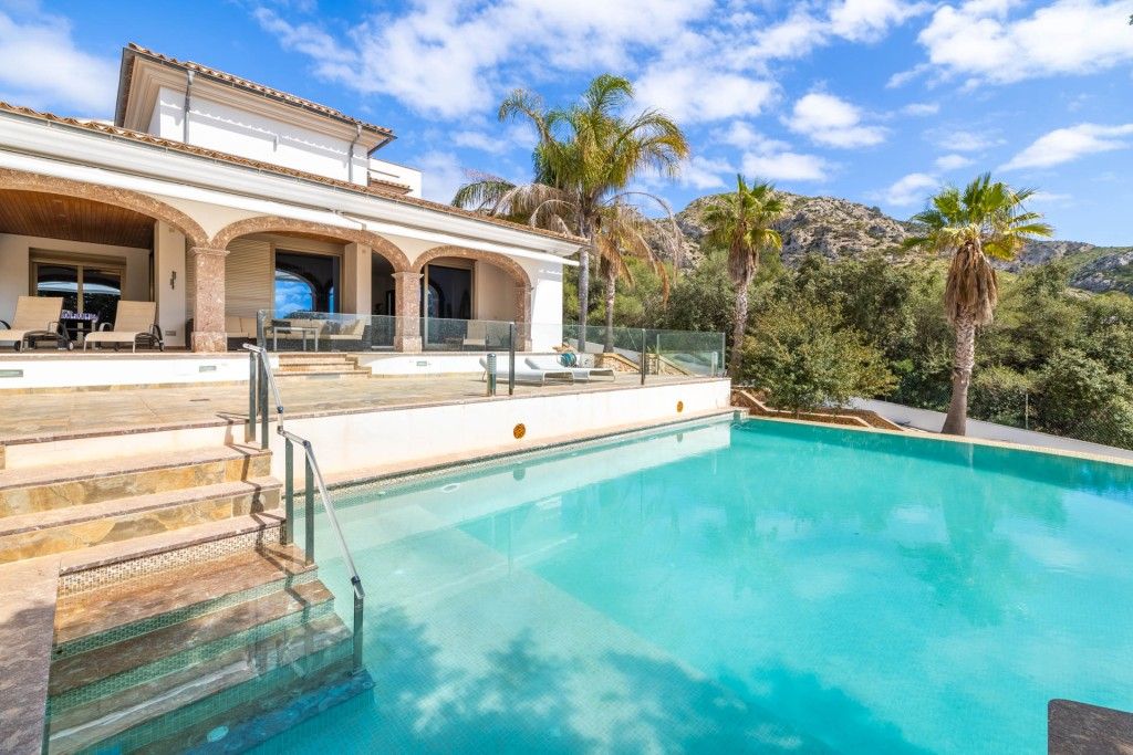 Property photo 1 of 20 Pool And Exterior (1)