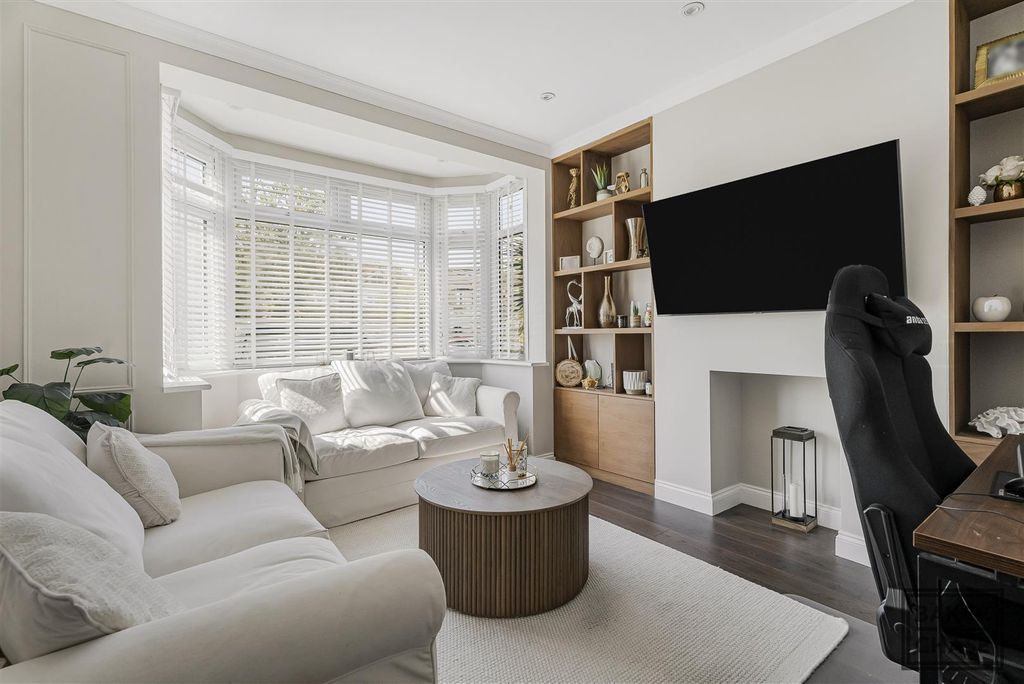 Property photo 3 of 30 Lounge