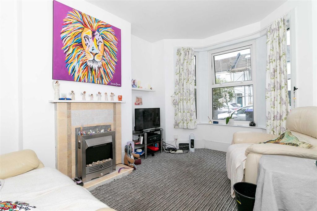Property photo 2 of 11 Queen-01.Jpg