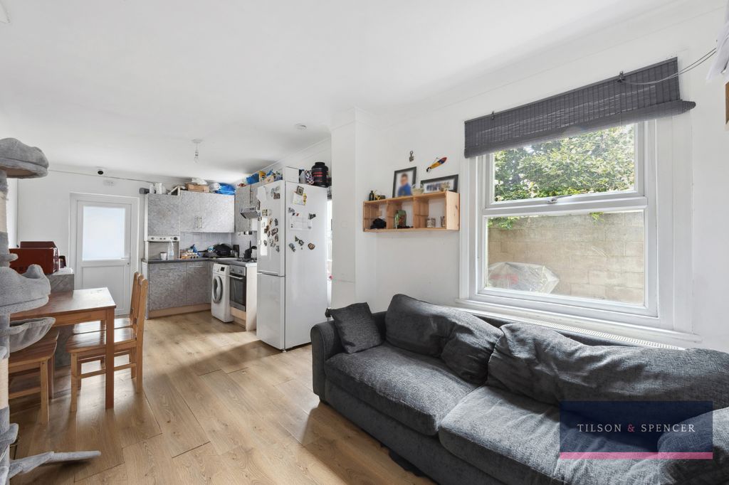 Property photo 3 of 14 0904202512_Tils_26A Grove Park Road _N15 4Sn_007_W