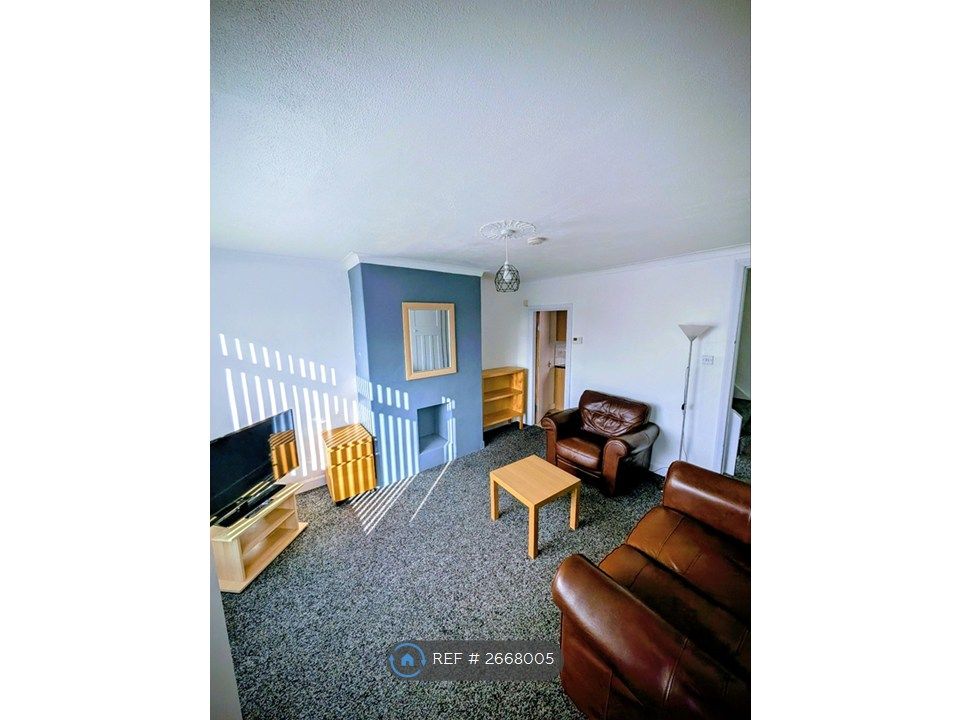 Property photo 2 of 21 Living Room