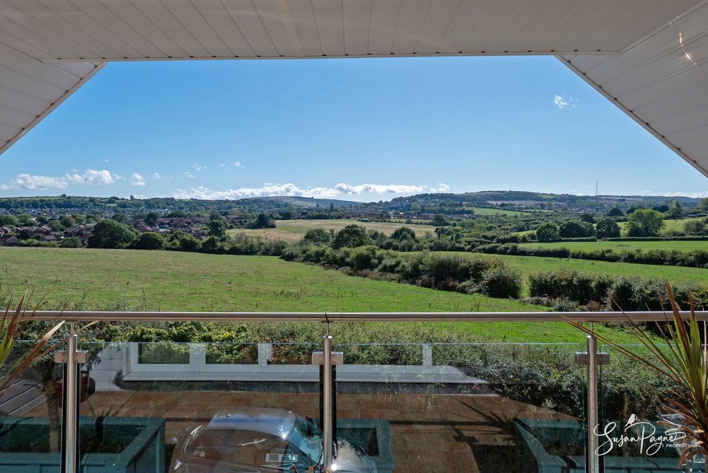 Property photo 2 of 34 Veranda