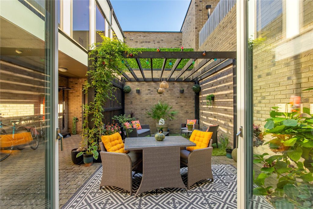 Property photo 2 of 14 Courtyard