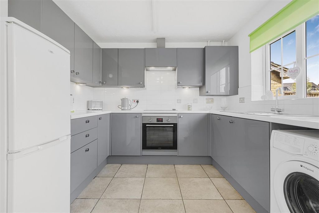 Property photo 2 of 12 16 The Limes, Dedworth Rd, Windsor Sl4 4Us7.Jpg