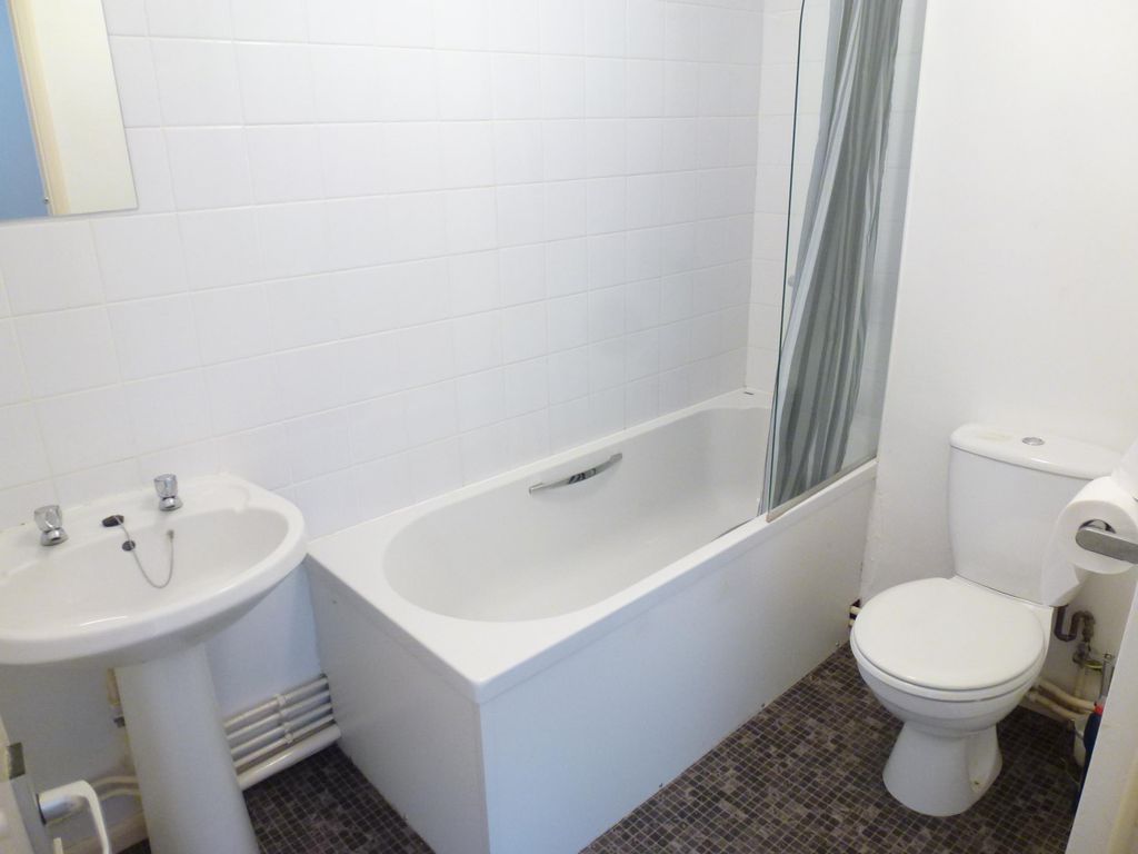 Property photo 3 of 7 Bathroom
